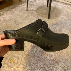 Sven Black Clogs